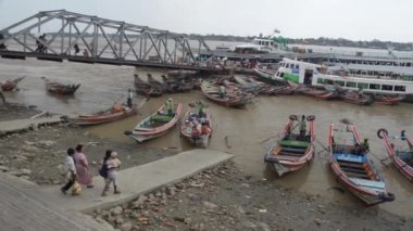 26 Nisan 2014 - Rangoon, Burma: Pan soldan sağa dizilmiş tekneler ve bekleme, gemi boynuz ses ile