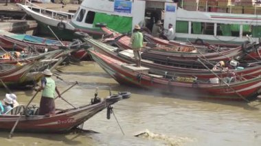 Liman, rıhtım ve İskele: Asya - yolcu tekneleri kargo tekne önünde çapraz