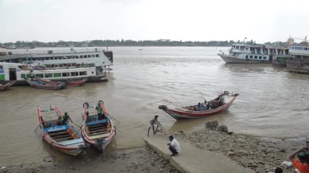 26. dubna 2014 - Ignác: Osobní loď dorazí na malou pláž v přístavu u řeky Rangún — Stock video