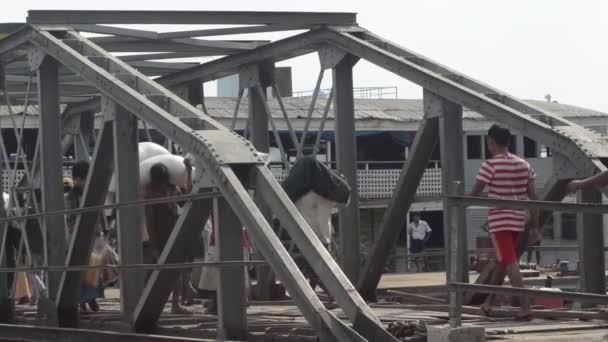Poort, Quay & Jetty: Azië - Porters voeren zakken van lading via gangpad — Stockvideo