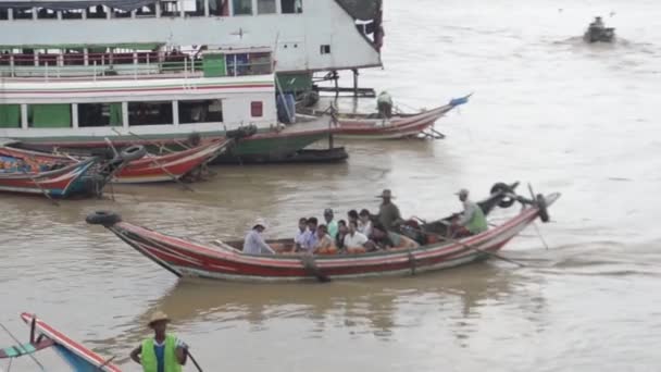 PORT, QUAY & JETTY: ASIA - Pequeño barco de pasajeros llega al puerto, pan a seguir — Vídeo de stock