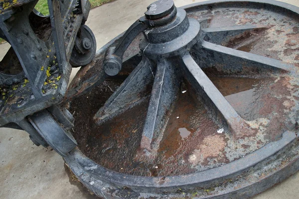 Cerchio e ruota in metallo di vecchio canone girevole — Foto Stock