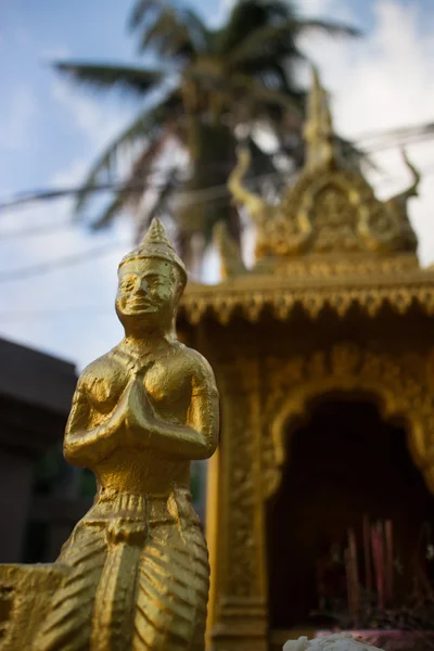 Nahaufnahme einer goldenen Figur auf einem Hausschrein in Südostasien — Stockfoto