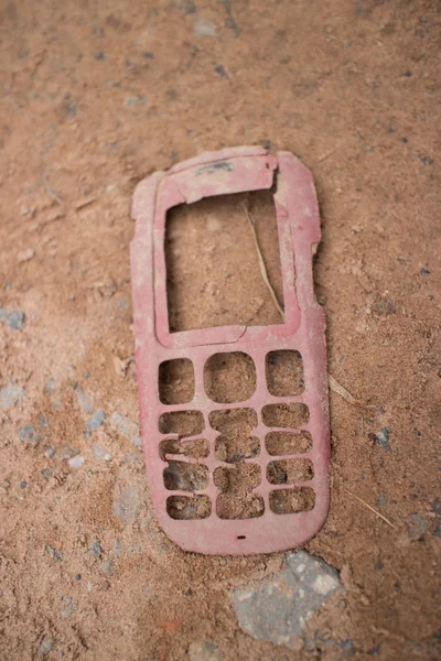 Orta tozlu kırık eski stil cep telefonu yüz - yatay havai görünümü kadar kapatın