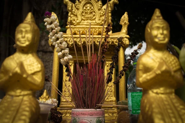 Extremo detalhe de perto de uma casa de espírito de ouro no Sudeste Asiático — Fotografia de Stock