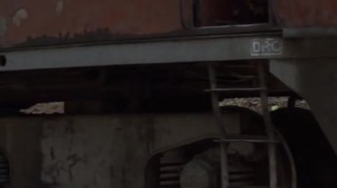 Yangon, Myanmar - 25 Nisan 2014: geçen, banliyö treni pan izleyin yakın çekim