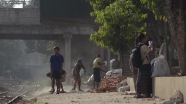 Tren lokomotifi: İşçi ve uzak çıkış yapan tren yolcu