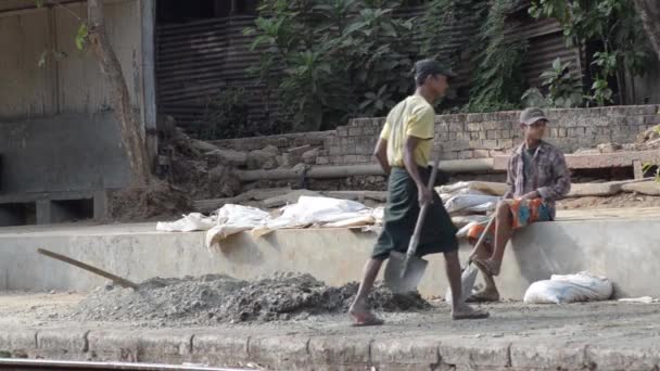 Yangon, Myanmar - April 25, 2014: Wide shot werknemers mending platform — Stockvideo