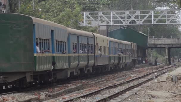 Місті Yangon, М'янмі - 25 квітня 2014 року: Старий зелений приміського залізничного зупиняє свої в далекому платформи — стокове відео