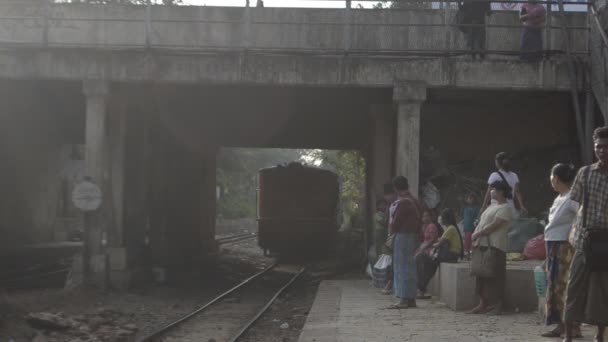 YANGON, MYANMAR - 25 DE ABRIL DE 2014: El tren se acerca al paso subterráneo, con pasajeros en el andén — Vídeos de Stock