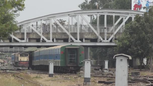 Yangon, Myanmar - April 25, 2014: Groene commuter trein vertrekken en gele trein benaderingen — Stockvideo