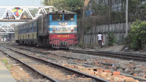 Yangon, Myanmar - 25. dubna 2014: Modré a červené vlak blíží a předá — Stock video