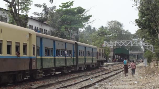 Yangon, Myanmar - April 25, 2014: Medium shot van multicolor trein passeren — Stockvideo