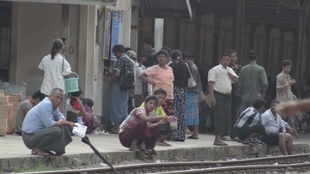 Treinlocomotief: Passagiers squat en wachten op de rand van het platform — Stockvideo