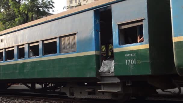 TREN - LOCOMOTIVA: Los pasajeros saltan al vagón del tren en espera — Vídeos de Stock