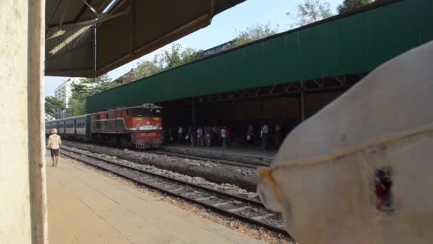 TRAIN LOCOMOTIVE:  train passes with porters carrying bags on head — Stock Video