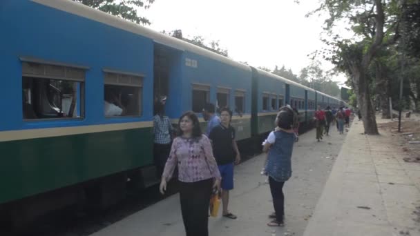 TRENO DE PASAJEROS: El tren azul de pasajeros espera en una plataforma sombreada — Vídeo de stock