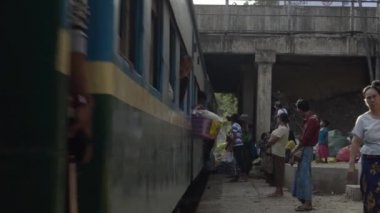 Tren - lokomotif: çok yakın tren ile yatılı yolcu tarafında