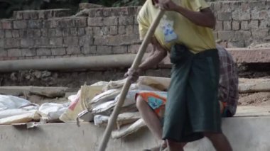 Tren işçileri: İşçi scrape ve çimento tren platformu üzerinde kürek