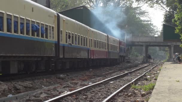 TRAIN DU PASSAGER : Le train descend la voie vers le passage inférieur — Video