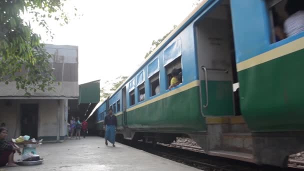 Personenzug: Blauer und grüner Zug verlässt langsam Bahnsteig — Stockvideo