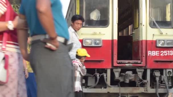 COMBOIO - LOCOMOTIVO: Passageiros caminham perto do trem que parte — Vídeo de Stock