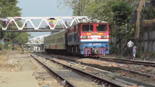 Tåg - lok: Soliga röd och Blå tåget anländer och passerar — Stockvideo