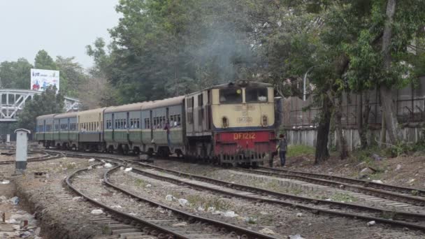 Tren - lokomotif: Curvy parçalarıyla yaklaşan tren telefoto görünümünü — Stok video