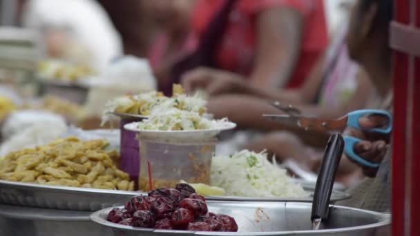 Asya pazarı: Sokak yan satıcı kapatmak yukarıya tatlılar ve şehriye makas — Stok video