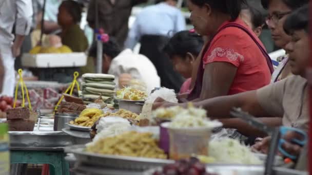 ASIA MARKET: Medium telephoto shot of  and sellers — Stock Video