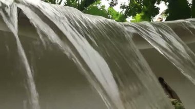 Düşük açılı Cu tropikal Güneydoğu Asya'da küçük bir suni şelale