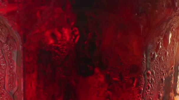 Makro extreme Nahaufnahme einer Scheibe Kalk, die inmitten von Blasen in einer Cola-C ruht — Stockvideo