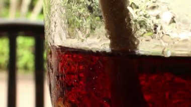 Bir bardak kola renkli gazlı içecek belirsiz sandalye ve bac ile yakın çekim