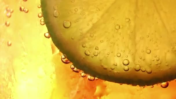 ECU vápno plátek v pohodě šumivé sklenice Cola barevné nápoj s slámy stirri — Stock video