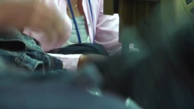 Phnom Penh, Kamboçya - 23 Eylül 2012: Asya konfeksiyon Sanayi Fabrikası - telefoto Jean butonu Stamper