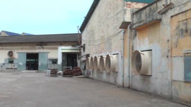 Phnom Penh, Kamboçya-Eylül 14, 2012:Asian hazır giyim Sanayi Fabrikası: dahili Ws yavaş Pan fabrika