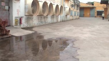 Phnom Penh,Kamboçya-Eylül 14, 2012:Asya Hazır Giyim Sanayi Fabrikası: Ws Dış Yavaş Tavalar