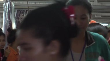 Phnom Penh,Kamboçya-13 Eylül 2012:Tekstil Konfeksiyon Fabrikası İşçileri: Bayan işçiler adım, Ws uzaklaştırmak