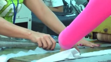 Phnom Penh,Kamboçya-13 Eylül 2012:Asya Hazır Giyim Sanayi Fabrikası: Cu Hands Feed Malzeme rulo içine