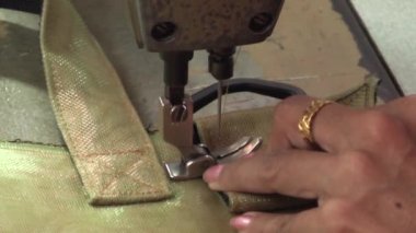 Tekstil hazır giyim fabrika işçileri: Ecu endüstriyel dikiş makinesi iğne