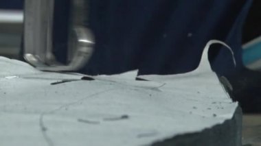 Phnom Penh,Kamboçya-13 Eylül 2012:Tekstil Konfeksiyon Fabrikası: Metal eldiven ve testere kesimini kapatın