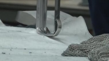 Phnom Penh,Kamboçya-13 Eylül 2012:Asya Hazır Giyim Sanayi Fabrikası: Ecu metal eldiven ve bandsaw