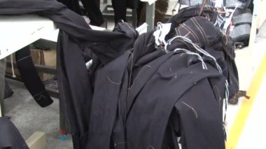 Phnom Penh,Kamboçya-Eylül 12, 2012:Tekstil Konfeksiyon Fabrikası İşçileri: Bayan pan kottan konfeksiyon işçisine makinede