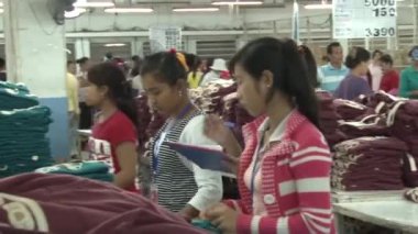 Phnom Penh,Kamboçya-12 Eylül 2012:Konfeksiyon Fabrikası: Konfeksiyon işçileri bitmiş parçaları sıralama
