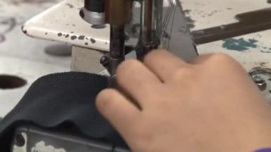 Phnom Penh,Kamboçya-13 Eylül 2012:Tekstil Konfeksiyon Fabrikası: Konfeksiyon kumaş parçası ve dikiş makinesi