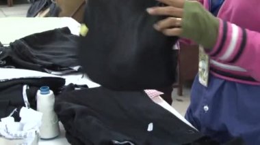 Tekstil konfeksiyon fabrikası: Kadın hazır giyim işçi sıralama giysiler tamamlandı.