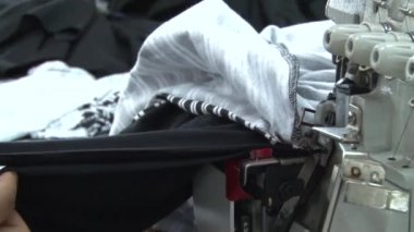 Tekstil hazır giyim fabrika işçileri: Cu çizgili kumaş dikiş makinesi besleme