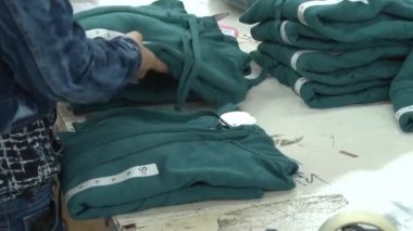 Tekstil Konfeksiyon Fabrikası: İşçiler çantaları içine tamamlanmış seatshirt paketi