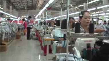 Tekstil Konfeksiyon Fabrikası İşçileri: Steadicam benzeri süzülen geçmiş satırlar işçiler