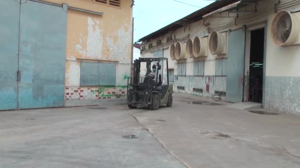 Phnom Penh, Kamboçya - 12 Eylül 2012: Asya konfeksiyon Sanayi Fabrikası: Forklift sürücüler tarafından #1 — Stok video